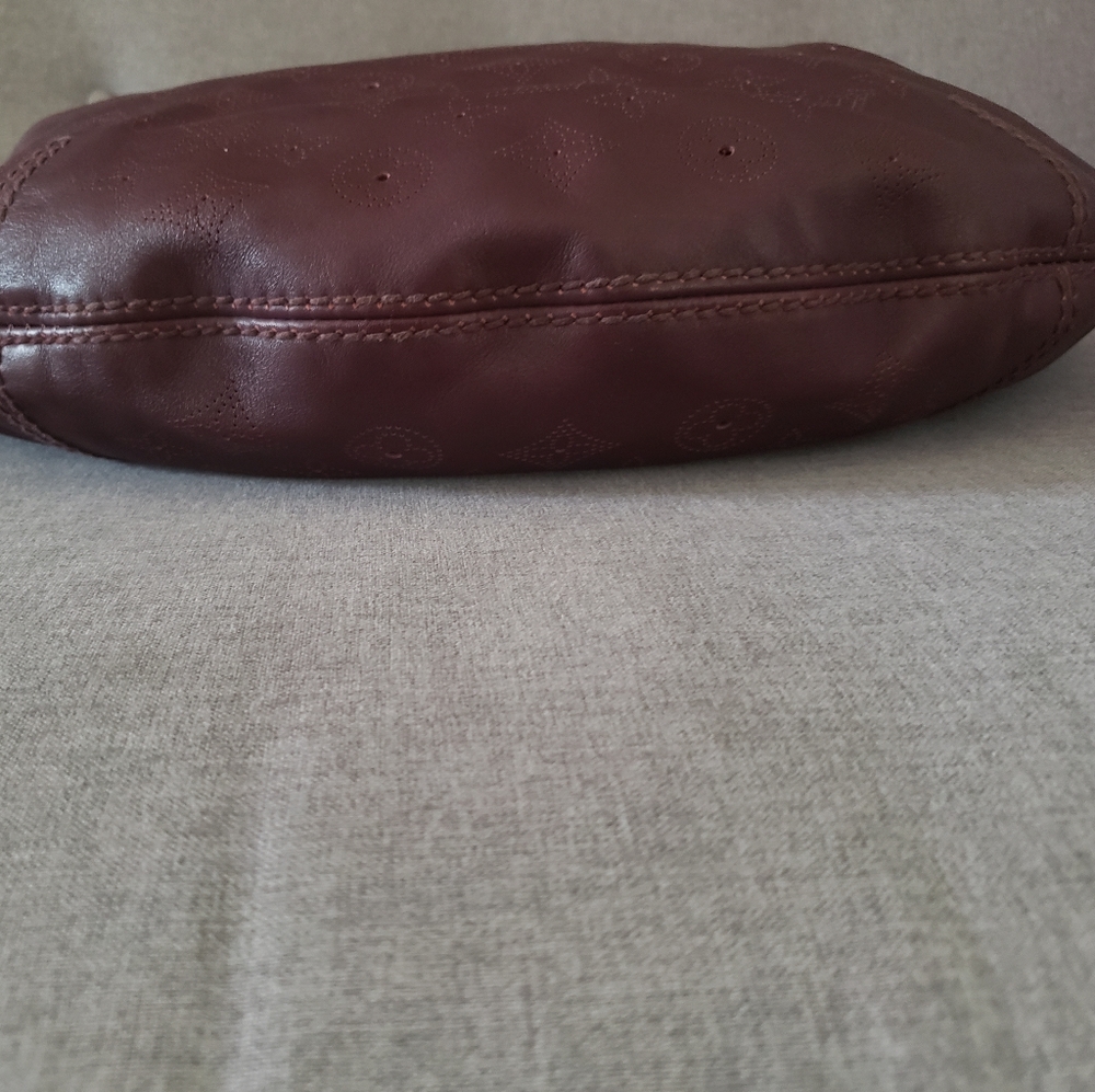 LIKE NEW LV Hobo - Picture 3 of 10